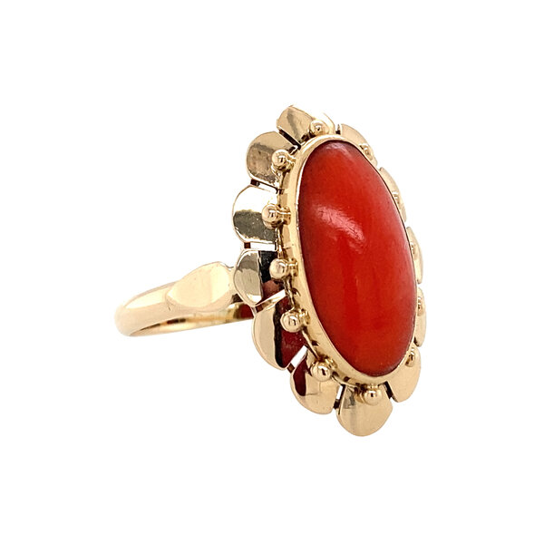 vintage Gold ring with blood coral 14 krt