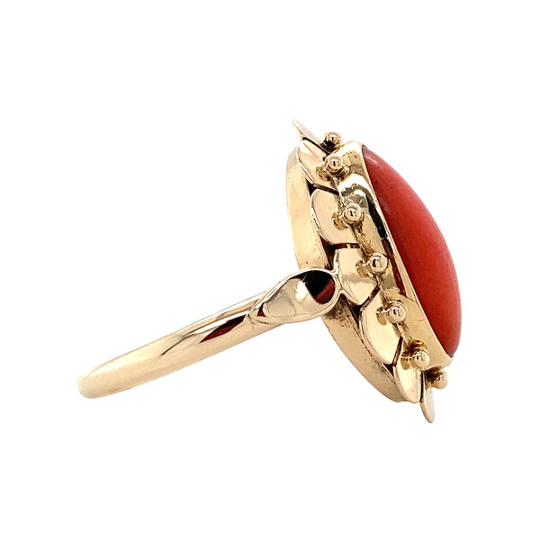 vintage Gold ring with blood coral 14 krt