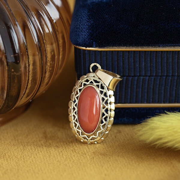 vintage Gold pendant with blood coral 14 kt