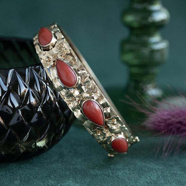 vintage Vintage gouden bangle met bloedkoraal 14 krt