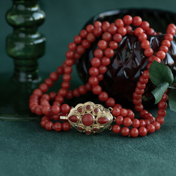vintage Bloedkoraal collier met gouden sluiting 14 krt
