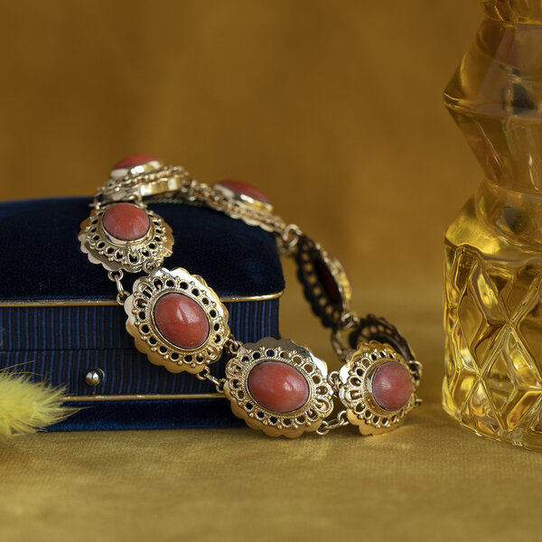 vintage Gold bracelet with blood coral 14 krt