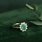 vintage Gouden entourage ring met smaragd en diamant 14 krt