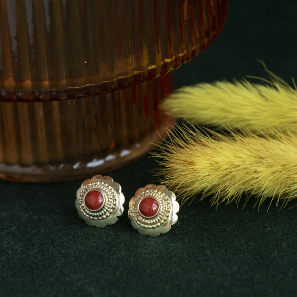 vintage Gouden oorstekers met bloedkoraal 14 krt