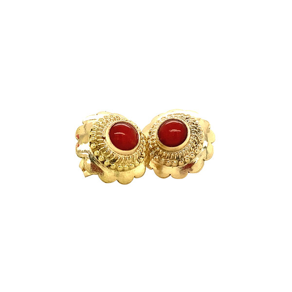 vintage Gouden oorstekers met bloedkoraal 14 krt