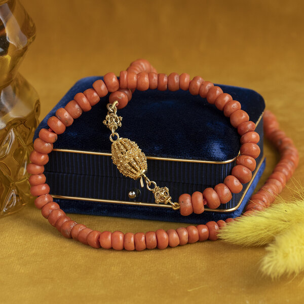 vintage Bloedkoraal collier met gouden sluiting 14 krt