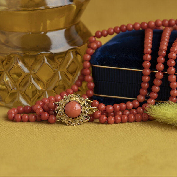 vintage Bloedkoraal collier met gouden sluiting 14 krt