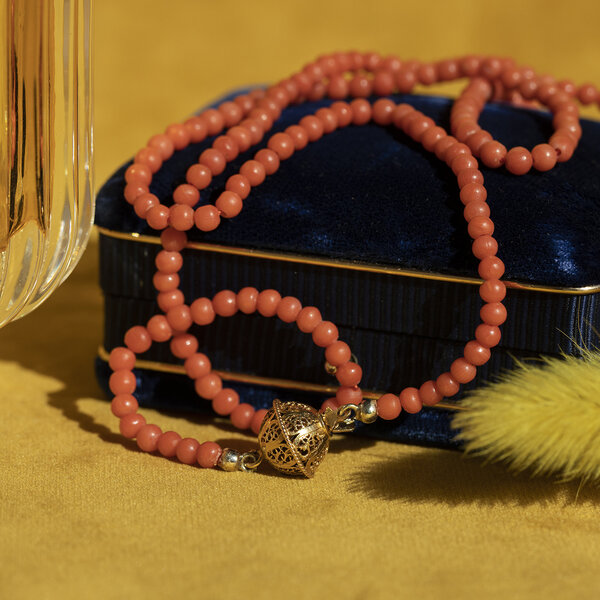 vintage Bloedkoraal collier met gouden sluiting 14 krt
