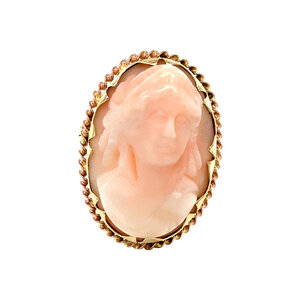 Gold brooch with angel skin coral 14 krt