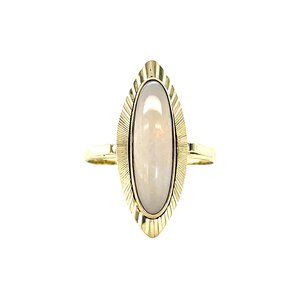 Gold ring with opal 14 krt