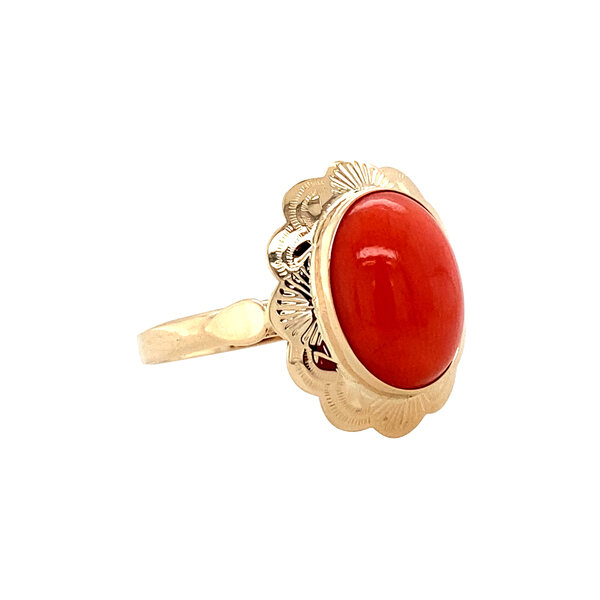 vintage Golden vintage ring with blood coral 14 kt