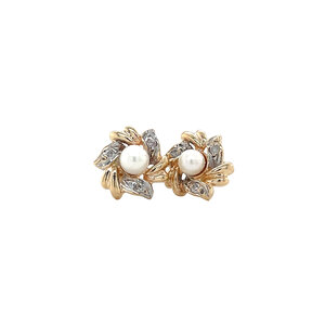 Gouden oorstekers met parel en diamant 14 krt