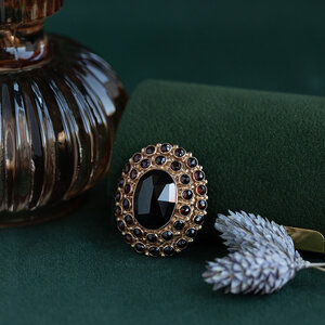 Gold vintage entourage brooch with garnet 14 kt