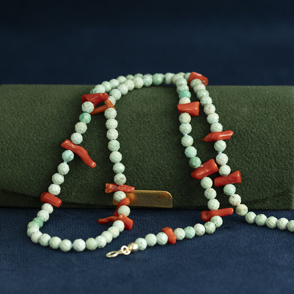 vintage Turkoois collier met bloedkoraal en gouden sluiting 14 krt