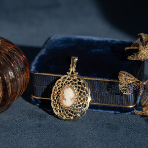 Gold vintage pendant with cameo 14 kt