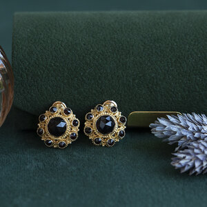 Golden vintage entourage ear clips with garnet 14 kt