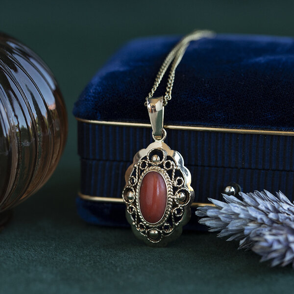 vintage Gold vintage pendant with blood coral 14 kt