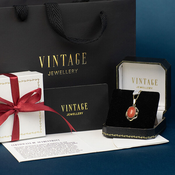 vintage Golden vintage pendant with blood coral 14 carat