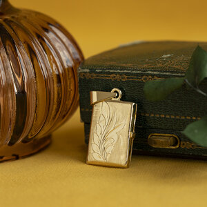 Gouden vintage medaillon met gravure 14 krt