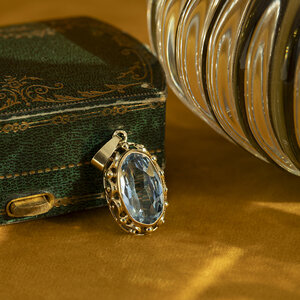 Gouden vintage hanger met spinel 14 krt