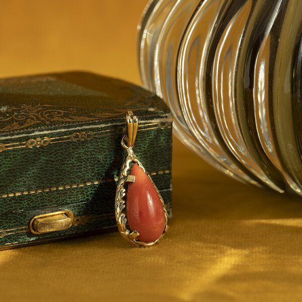 vintage Gold vintage pendant with blood coral 14 kt