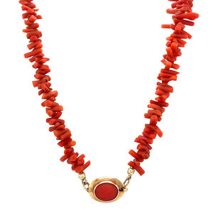 Bloedkoraal collier met gouden sluiting 14 krt