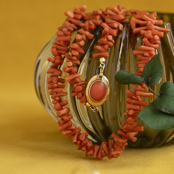 vintage Vintage blood coral necklace with gold clasp 14 kt