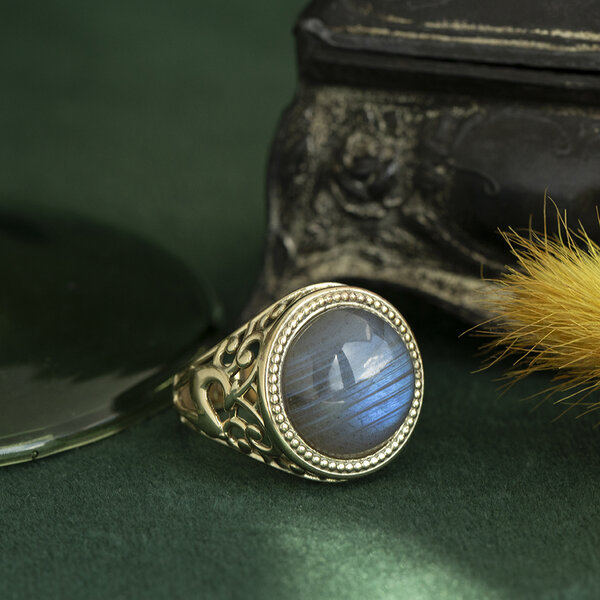 vintage Golden vintage ring with labradorite 14 kt
