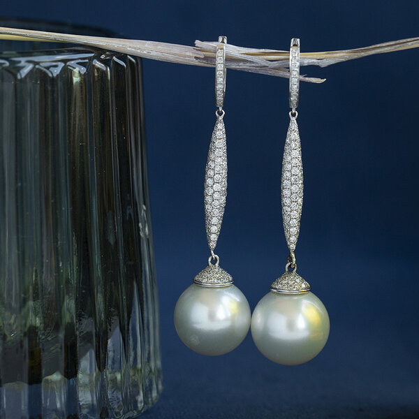 vintage Witgouden vintage oorhangers met diamant en parel 18 krt