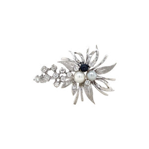 White gold brooch with pearl, sapphire and diamond 14 kt