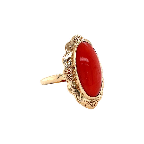 vintage Golden vintage ring with blood coral 14 kt