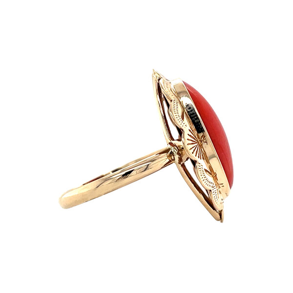 vintage Golden vintage ring with blood coral 14 kt