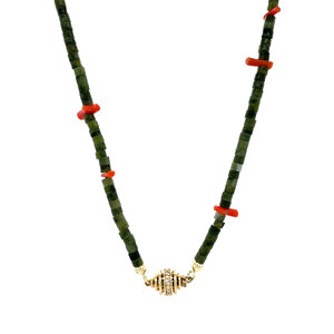 Jade met bloedkoraal collier met sluiting met diamant 14 kt