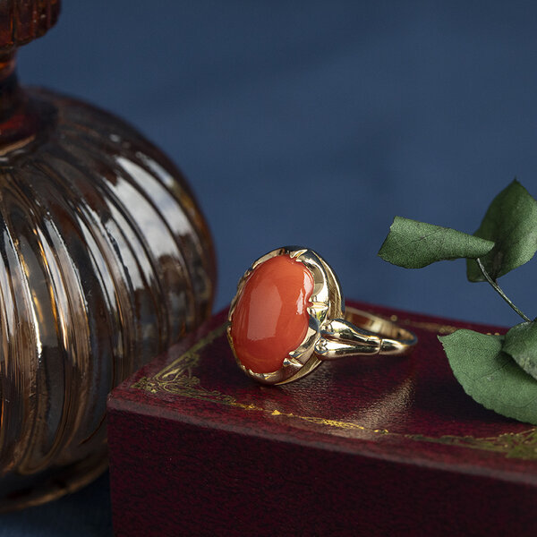 vintage Gold vintage ring with blood coral 14 kt