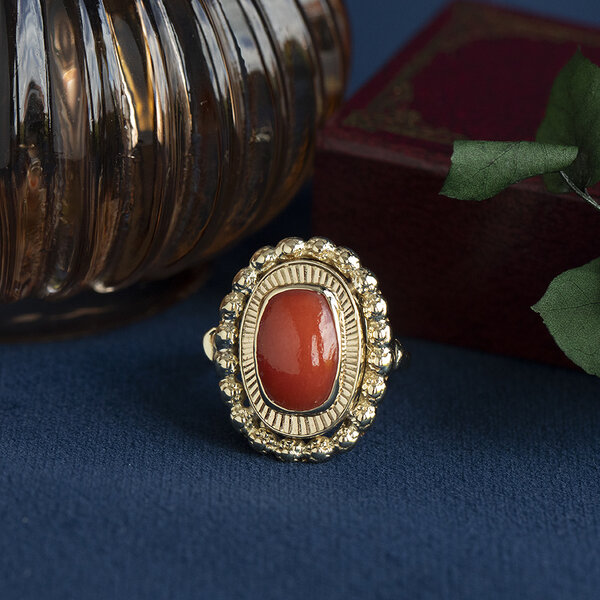 vintage Gouden vintage ring met bloedkoraal 14 krt