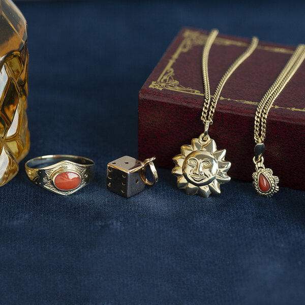 vintage Gold vintage ring with blood coral 14 kt