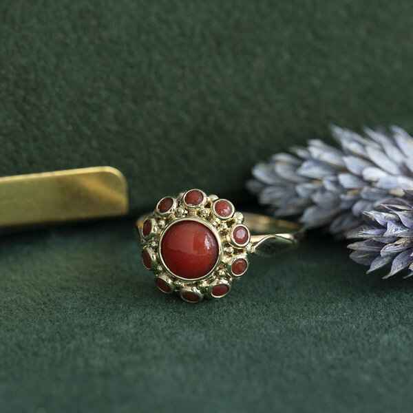 vintage Gouden vintage entourage ring met bloedkoraal 14 kt