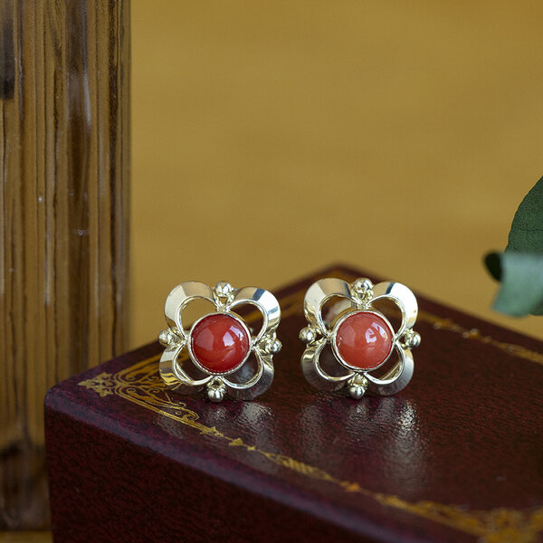 vintage Gold vintage stud earrings with blood coral 14 kt