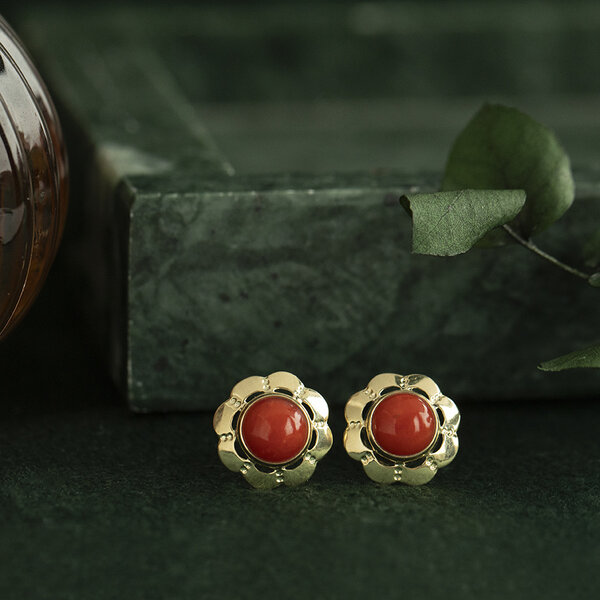 vintage Gold vintage stud earrings with blood coral 14 kt