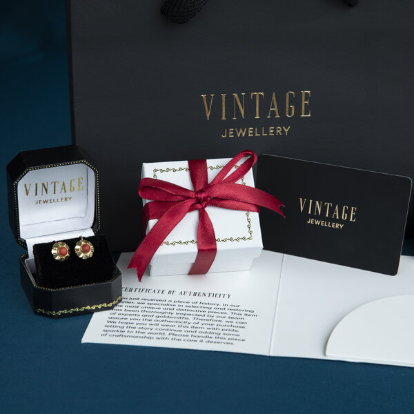 vintage Gold vintage stud earrings with blood coral 14 kt