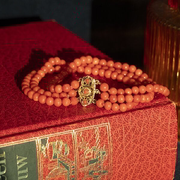 vintage Vintage bloedkoraal armband met gouden sluiting 14 kt