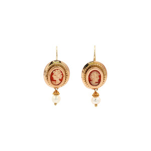 Gouden oorhangers met camee en parel 14 kt