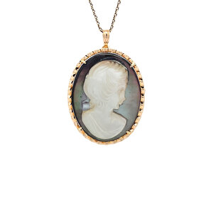 Gold pendant with mother-of-pearl cameo 14 kt