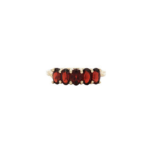 Ring with garnet 9 kt