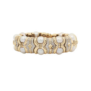 Yellow gold bangle with pearl and diamond 18 kt