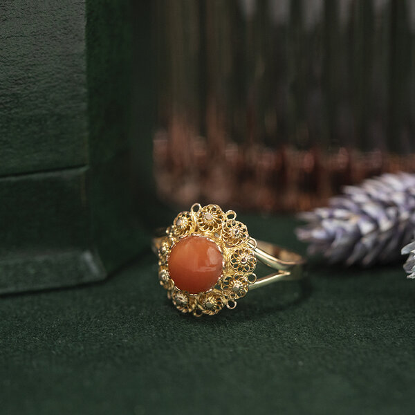 vintage Bicolour gold vintage ring with blood coral 14 kt