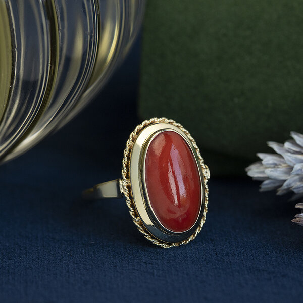 vintage Golden vintage ring with blood coral 14 kt