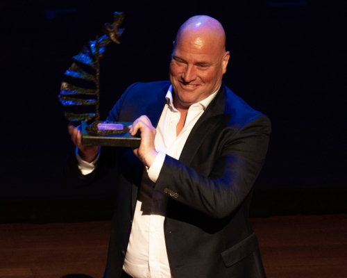 Sponsor Tennishal Winschoten wint ondernemersprijs Oost-Groningen