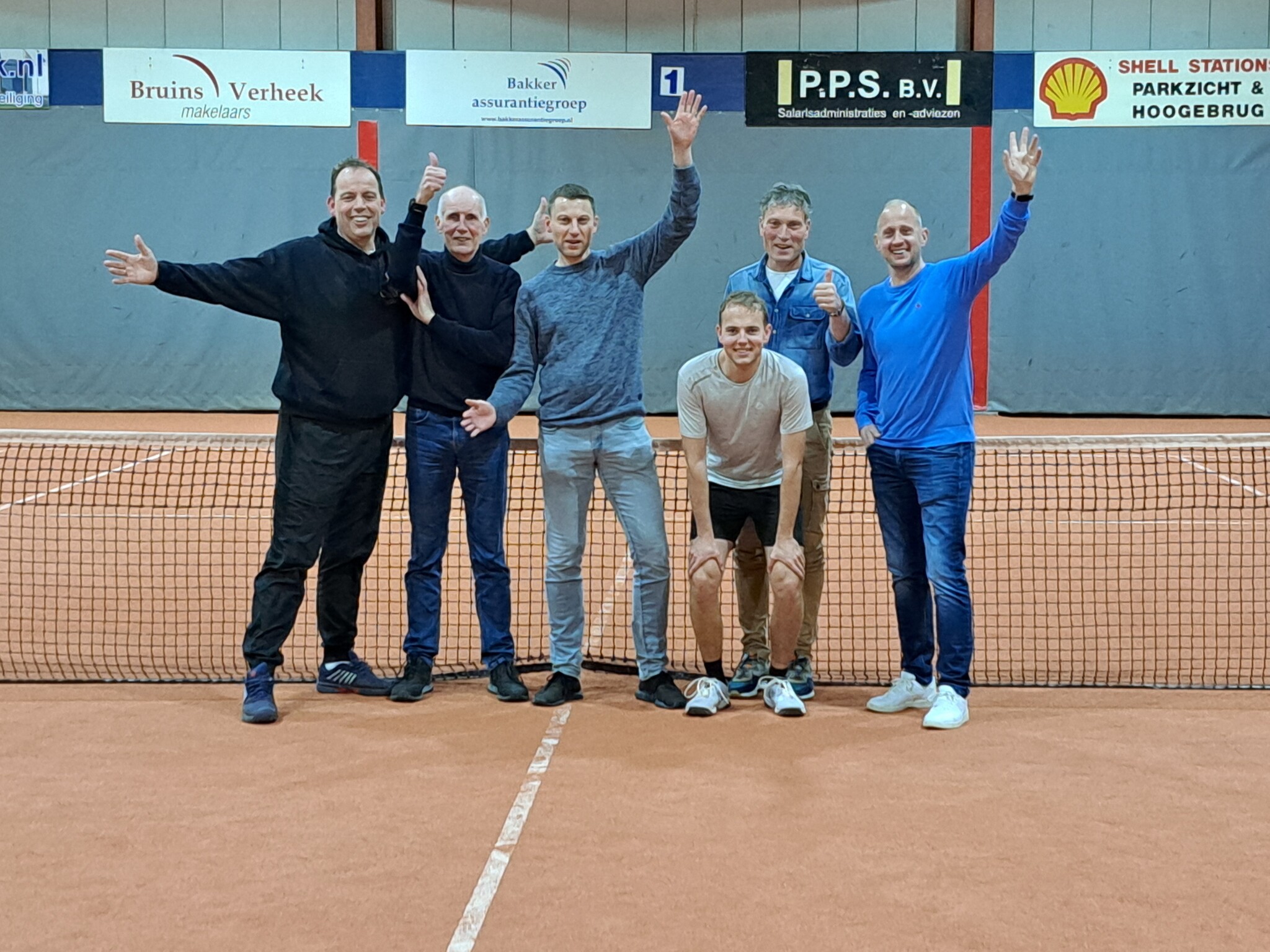 Team Borgtechniek wint de A-poule van de bedrijfscompetitie in de tennishal te Winschoten