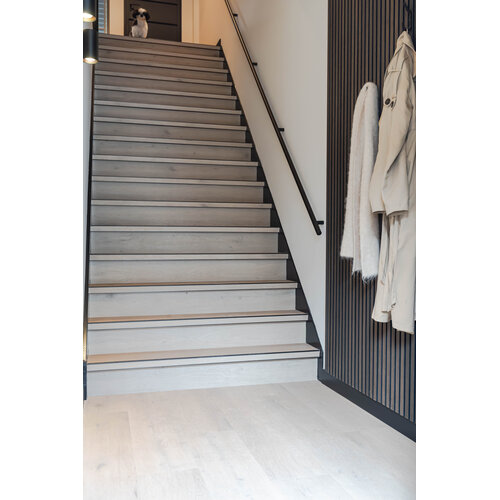 Belakos Traptredenset Attico 830